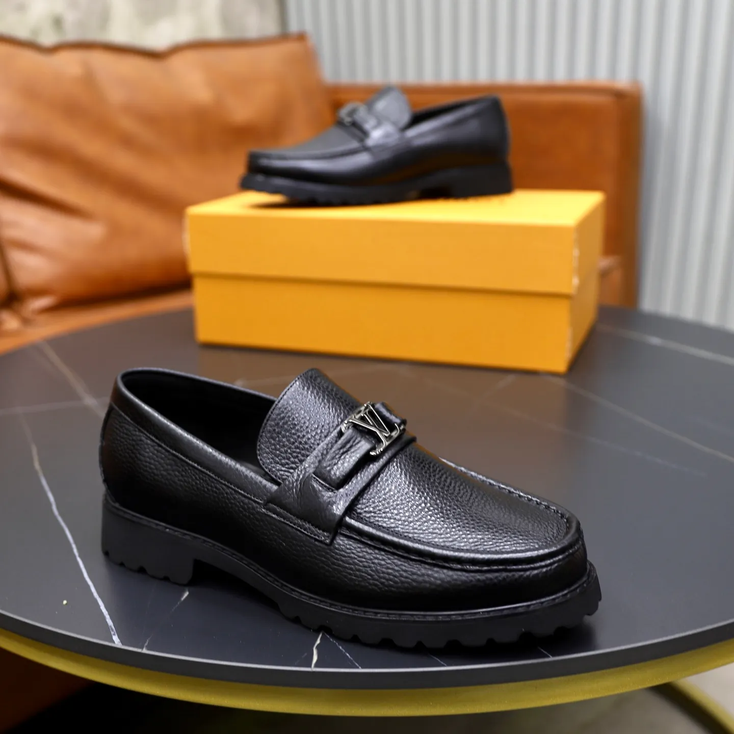 Ex-factory price: 600💰Louis Vuitton LV men's classic Oxford shoes, men's business formal boutique leather shoes, classic style, almond kernel exquisite toe, ultimate art, the whole shoe is made of imported cow leather (open edge beads), carefully selected, fine pores, excellent gloss, soft texture, strong toughness, durable and not easy to deform, apricot fetal cowhide leather lining, soft and comfortable, sweat-absorbent and breathable. Foam outsole, original box and dust bag packaging! Size: 38–44 (45/46 customized)